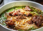 镇江锅盖面：街头巷尾的美食传奇