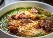 镇江锅盖面：街头巷尾的美食传奇